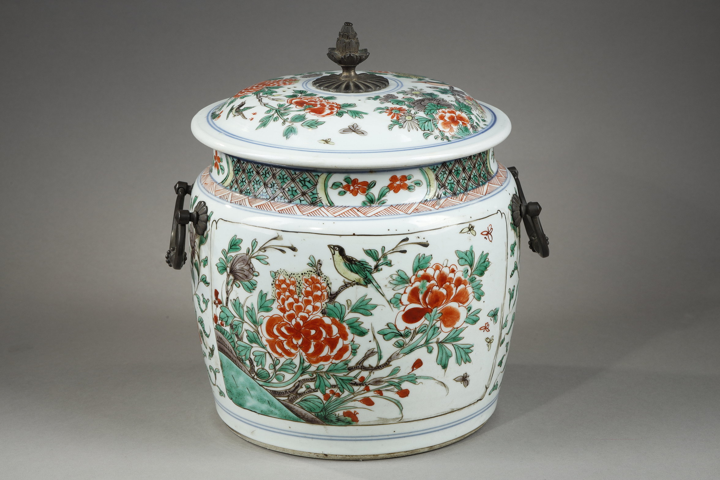Famille Verte porcelain covered pot - Kangxi period 1662/1722
Occidental bronze mount 18th century